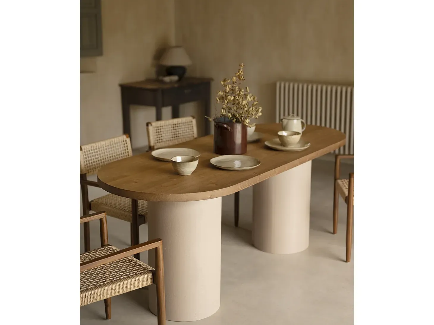 Mesa de comedor ovalada de madera maciza tono roble oscuro y patas de microcemento en tono tierra DECOWOOD de 200x75cm - LUCÍA - DECOWOOD