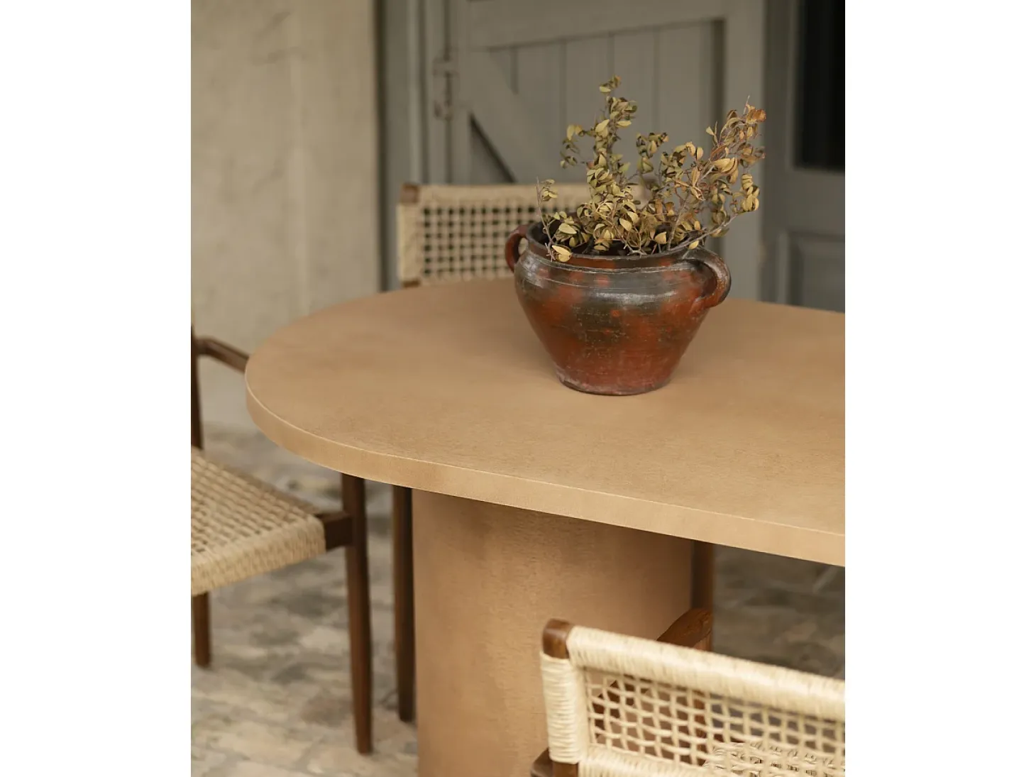 Mesa de comedor ovalada de microcemento en tono terracota DECOWOOD de 220x75cm - LUCÍA - DECOWOOD
