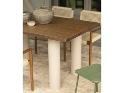 Mesa de comedor rectangular de madera maciza en tono roble oscuro y patas de microcemento en tono tierra DECOWOOD de 200x75cm - LUCÍA - DECOWOOD
