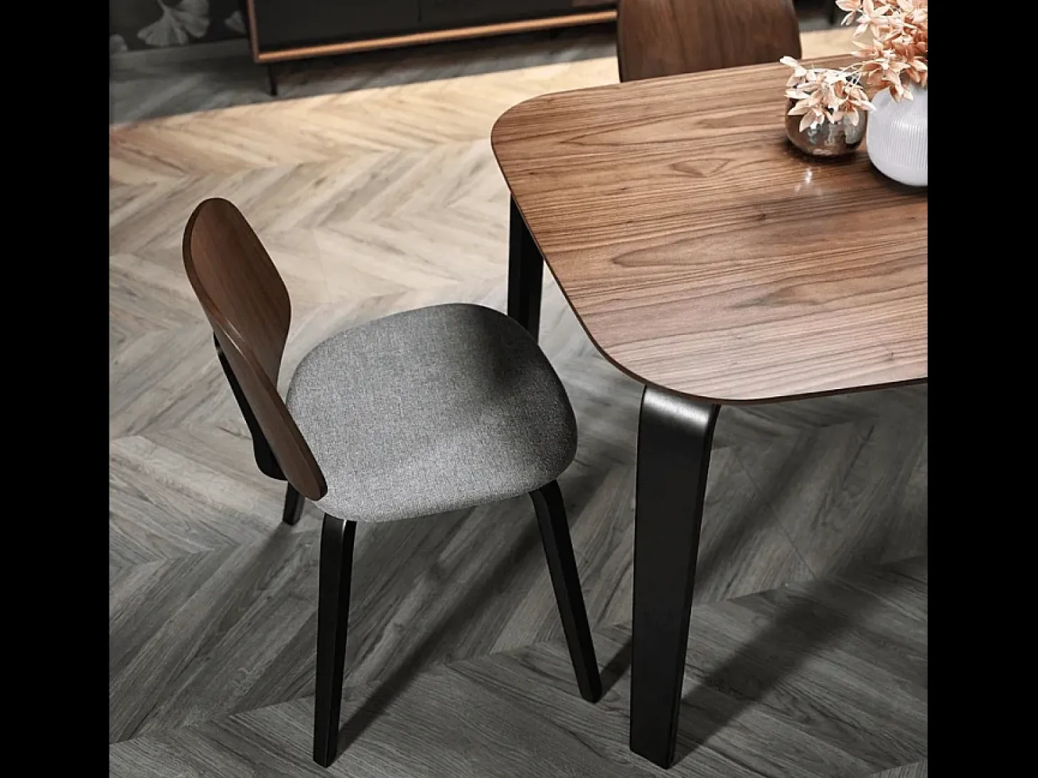 Mesa de comedor rectangular 160 cm con tablero de nogal y patas de madera negra PEDRO
