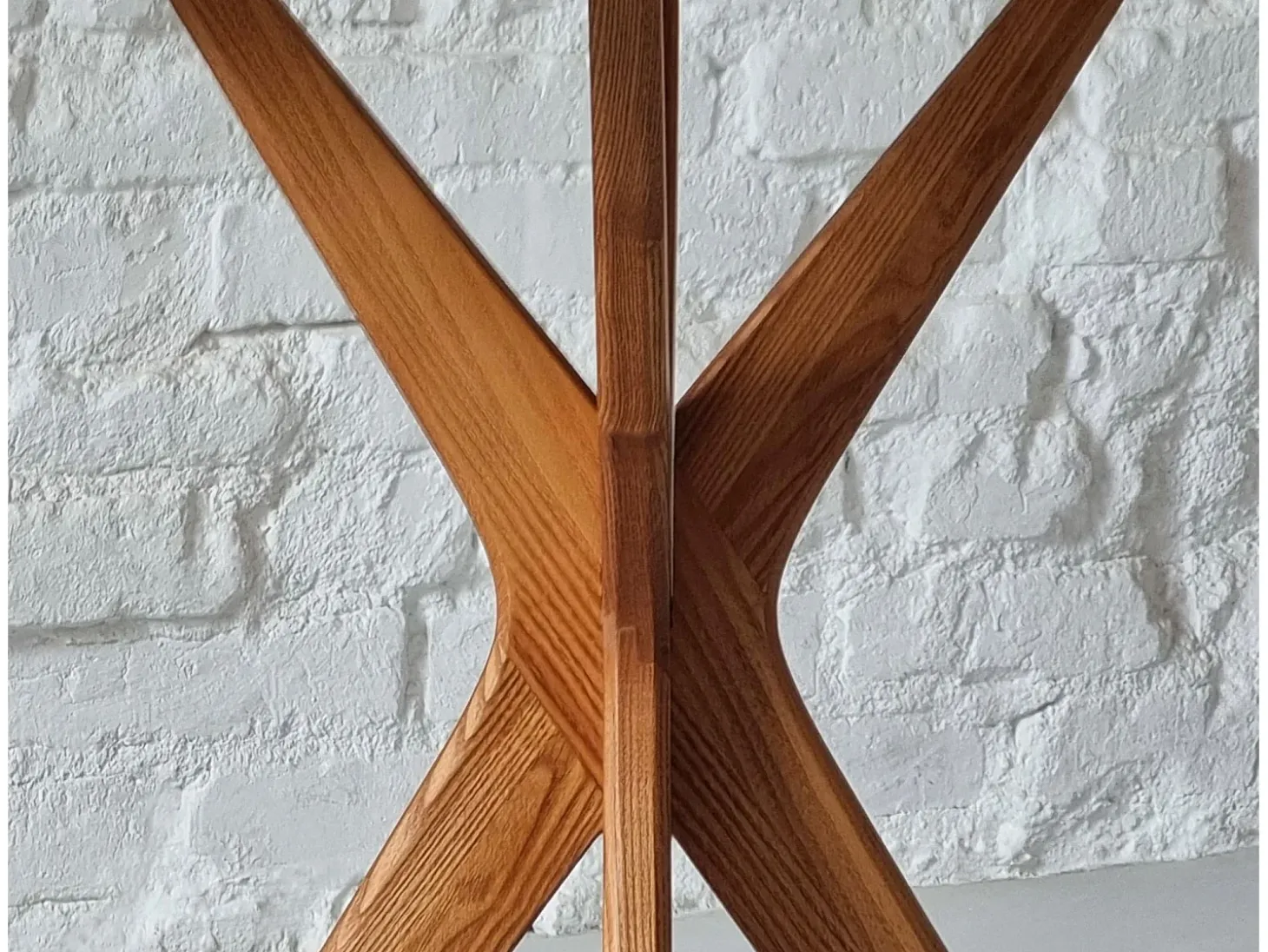 Mesa de comedor redonda 70 cm Jubi fresno teñido nogal