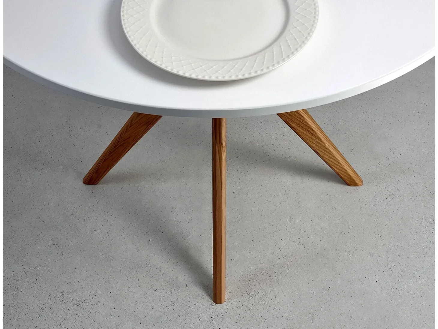 Mesa de comedor redonda 80cm Verde Salvia | Pata de fresno teñida de roble