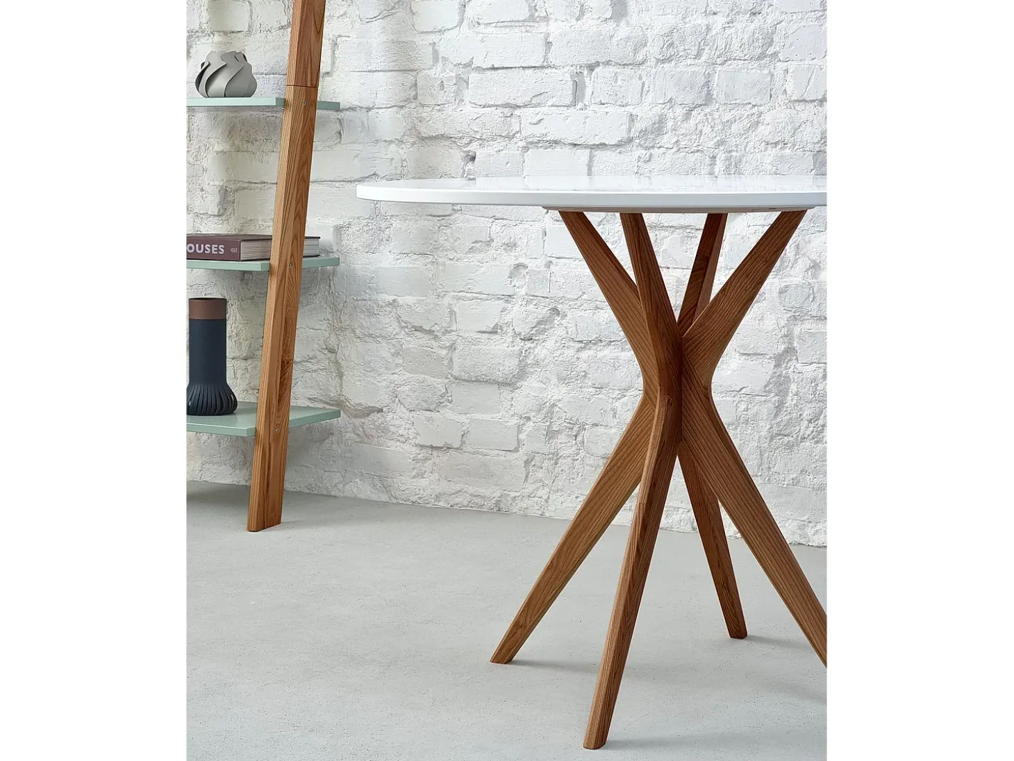 Mesa de comedor redonda 80cm Verde Salvia | Pata de fresno teñida de roble