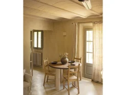 Mesa de comedor redonda de madera maciza tono roble oscuro y patas de microcemento en tono tierra DECOWOOD de Ø120x75cm - LUCÍA - DECOWOOD