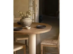 Mesa de comedor redonda de madera maciza tono roble oscuro y patas de microcemento en tono tierra DECOWOOD de Ø120x75cm - LUCÍA - DECOWOOD