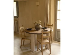 Mesa de comedor redonda de madera maciza tono roble oscuro y patas de microcemento en tono tierra DECOWOOD de Ø120x75cm - LUCÍA - DECOWOOD