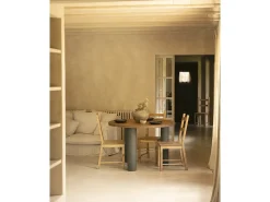 Mesa de comedor redonda de madera maciza tono roble medio y patas de microcemento en tono verde DECOWOOD de Ø120x75cm - LUCÍA - DECOWOOD