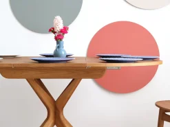 Mesa de comedor redonda extensible 100 cm para 5 personas Jubi chapa de fresno teñido nogal | Patas de fresno macizo teñidas nogal
