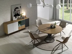 Mesa de comedor redonda Helzani de 137 cm en roble claro con patas cruzadas de metal negro mate