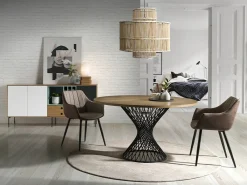 Mesa de comedor redonda Helzani de 137 cm en roble claro con patas cruzadas de metal negro mate