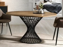 Mesa de comedor redonda Helzani de 137 cm en roble claro con patas cruzadas de metal negro mate