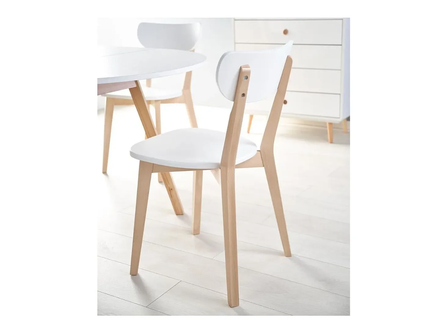 Mesa redonda escandinava con extensión 102cm Storend - Juego de 4 sillas Storend (360€)