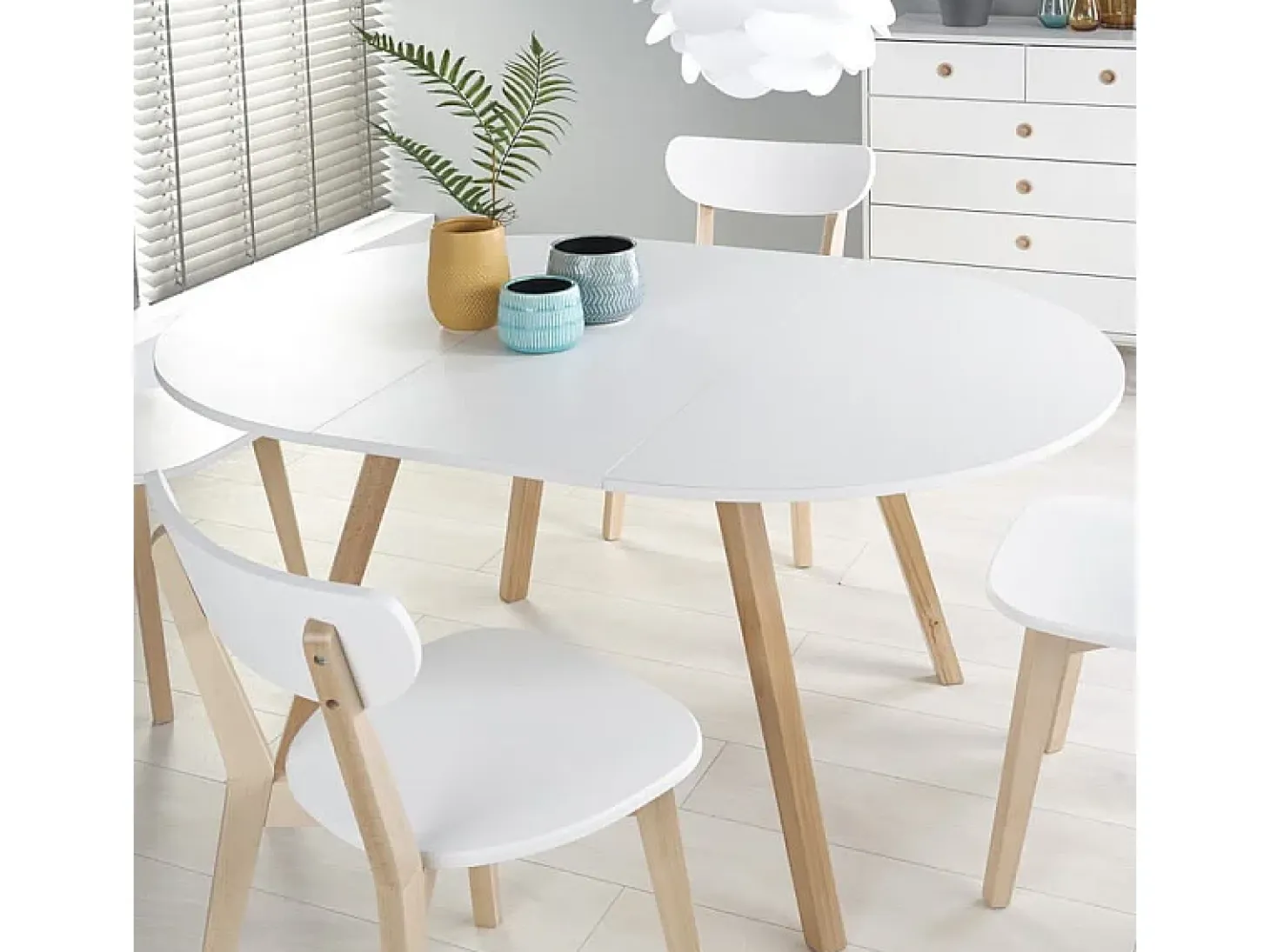 Mesa redonda escandinava con extensión 102cm Storend - Juego de 4 sillas Storend (360€)