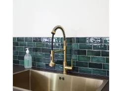 Plimo Mezclador de fregadero con rociador móvil dorado Essebagno