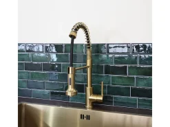 Plimo Mezclador de fregadero con rociador móvil dorado Essebagno