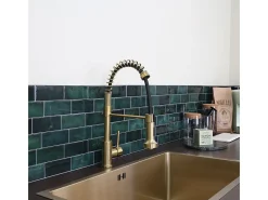 Plimo Mezclador de fregadero con rociador móvil dorado Essebagno