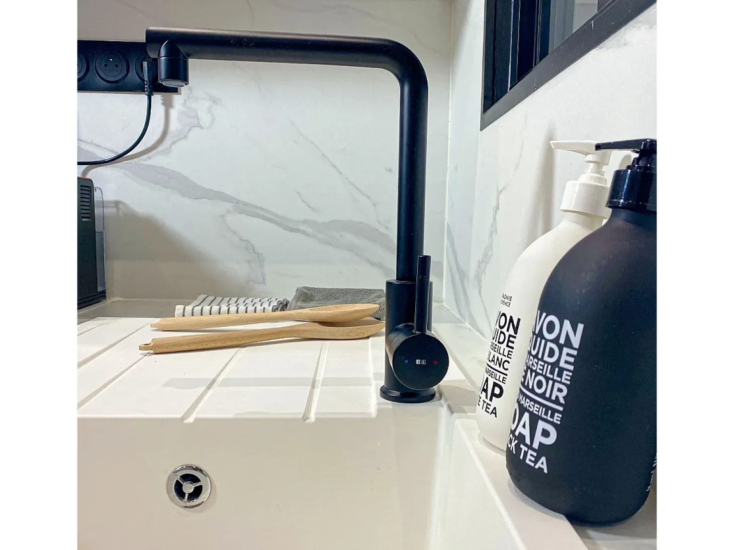 Pure II mezclador para fregadero negro Essebagno