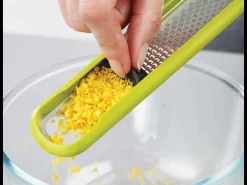 Rallador de cítricos verde Joseph Joseph Handi-Zest, diseño compacto y ergonómico para rallar cítricos con facilidad y precisión