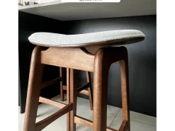 Set de 2 taburetes para isla central en madera y tela gris 65,5 cm - Jude