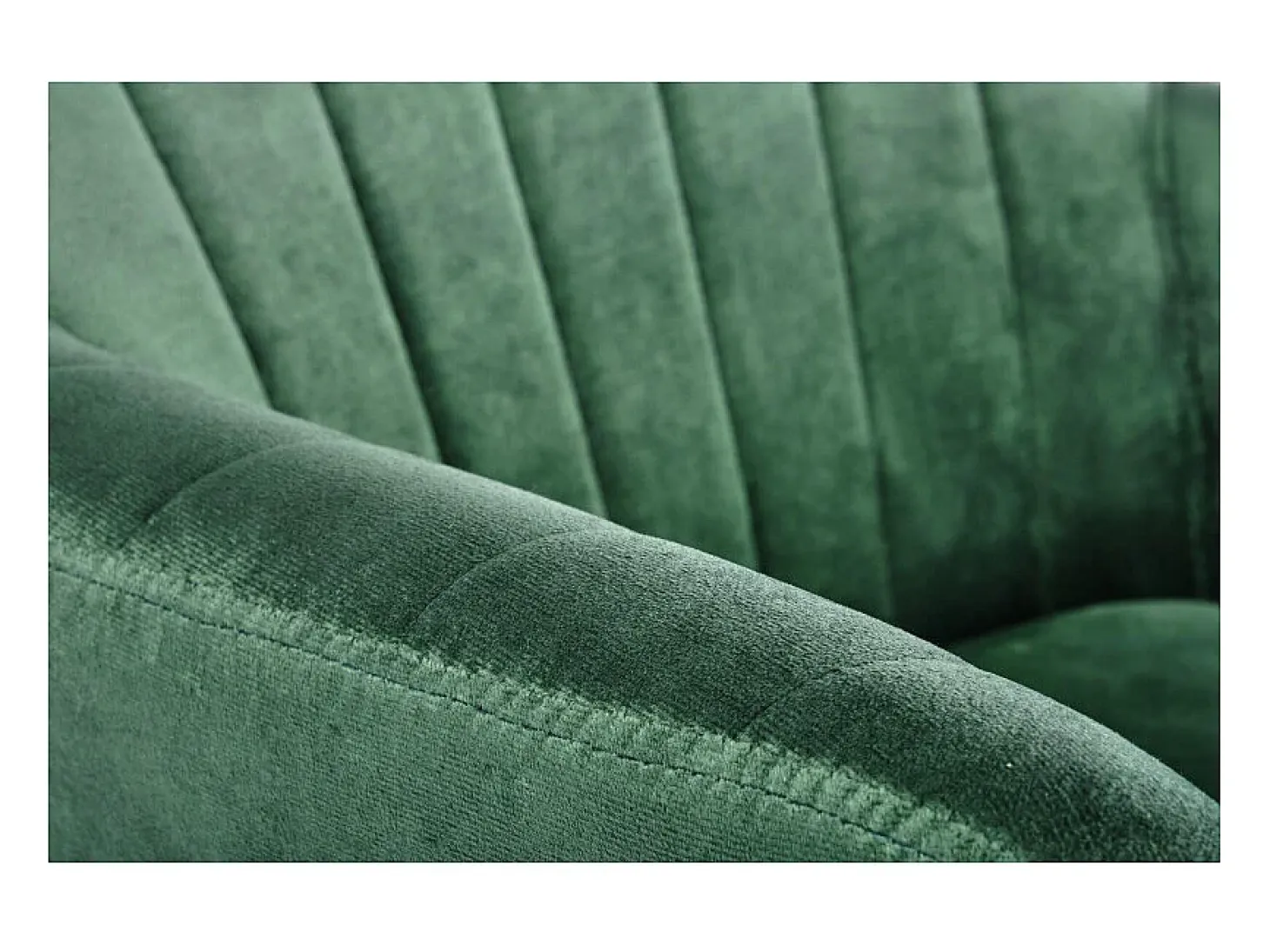 Silla AMY de terciopelo verde con cojín de asiento y patas de metal negro