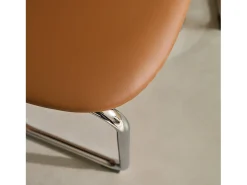 Silla cantilever redondeada de metal, polipiel y patas cromadas, set