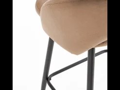 Silla de bar de terciopelo beige con patas de metal negro FIT