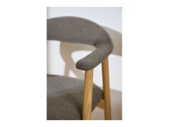 Silla de comedor Addi con reposabrazos bouclé gris.