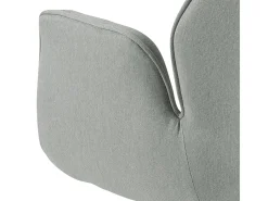 Silla de comedor Aura patas negras, con reposabrazos y retorno giratorio gris claro.