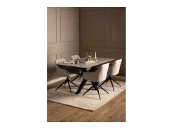 Silla de comedor Brooke con reposabrazos función giratoria beige.