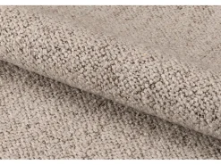 Silla de comedor Brooke con reposabrazos beige.