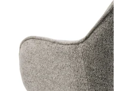 Silla de comedor Brooke con reposabrazos beige.