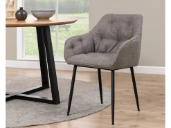 Silla de comedor Brooke con reposabrazos marrón.