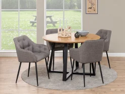 Silla de comedor Brooke con reposabrazos marrón.