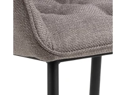 Silla de comedor Brooke con reposabrazos marrón.