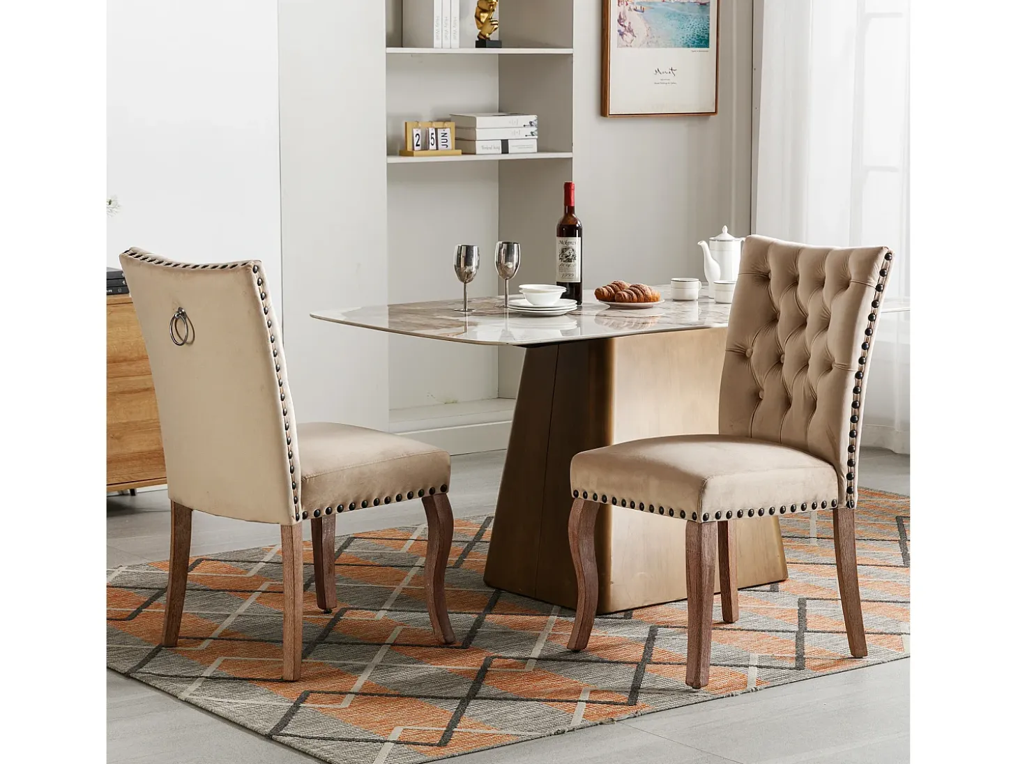 Silla de comedor con respaldo decorado, en terciopelo camel, patas de madera maciza, con clavos decorativos, juego de 2 (49x63x95 cm)