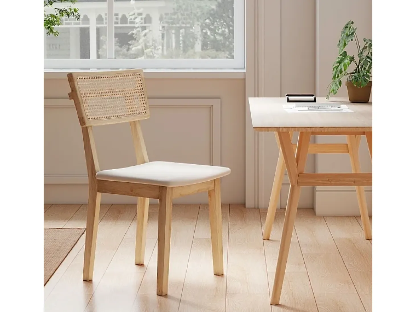 Silla de comedor, con respaldo de ratán, asiento de símil piel, madera de caucho, madera natural.
