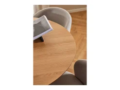 Silla de comedor Darlene con reposabrazos tela beige.