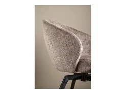 Silla de comedor Darlene con reposabrazos chenilla marrón.