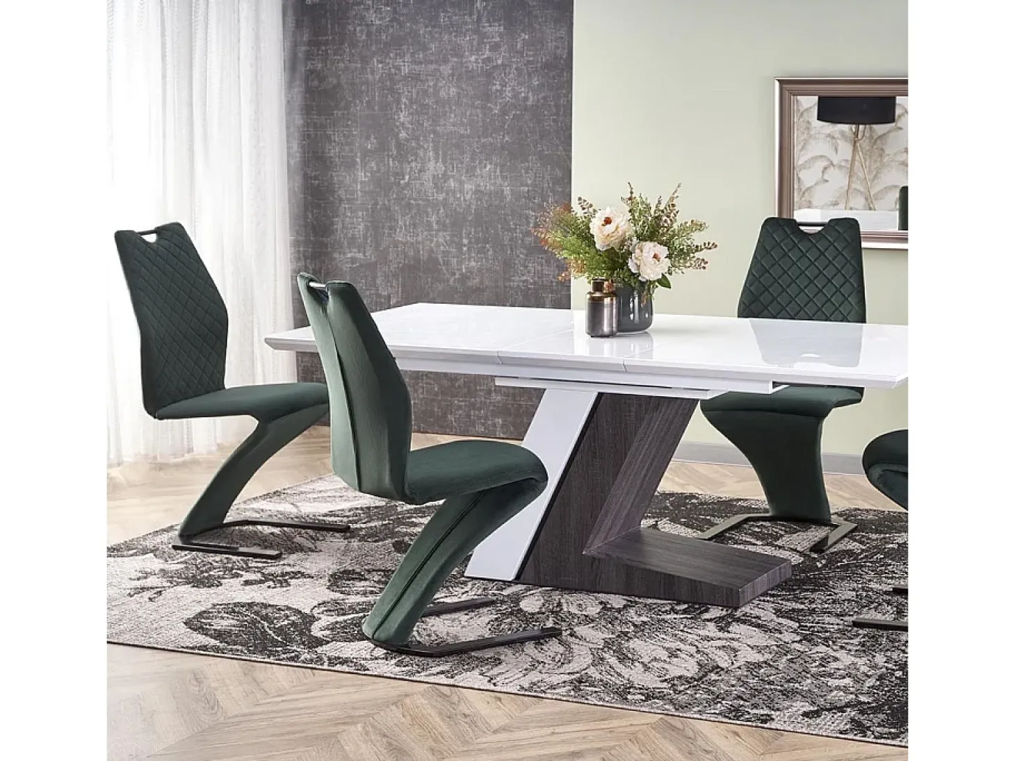 Silla de comedor de diseño en terciopelo verde con base de metal negro VIDAR