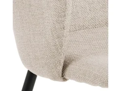 Silla de comedor Ilsa con reposabrazos beige.