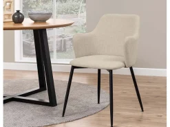 Silla de comedor Ilsa con reposabrazos beige.