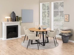 Silla de comedor Ilsa con reposabrazos beige.