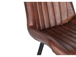 Silla de cuero marrón con patas de metal
