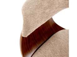 Silla de diseño Moonrise de tela beige con base chapada en nogal