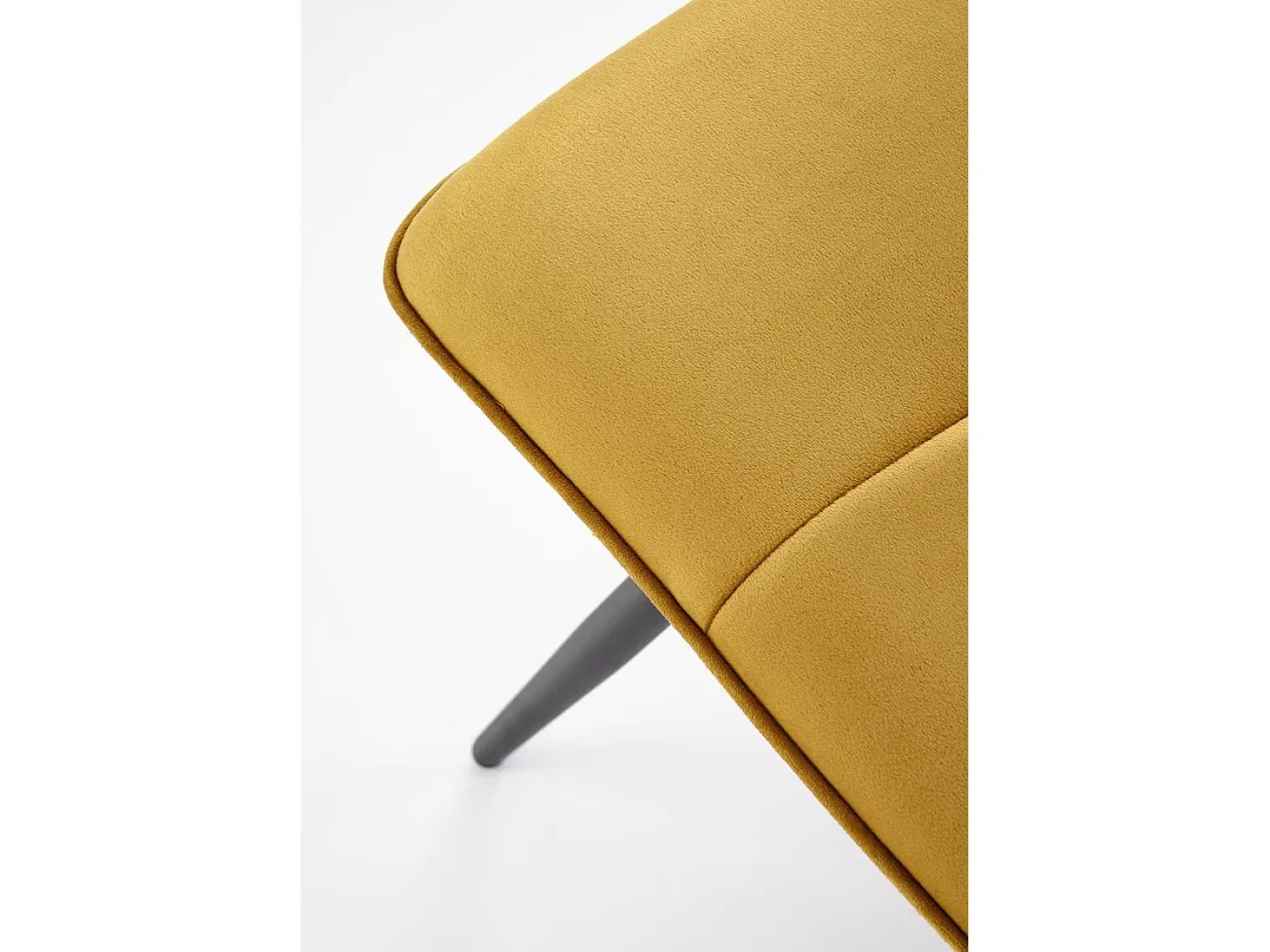 Silla de diseño Selar de metal negro y terciopelo amarillo mostaza