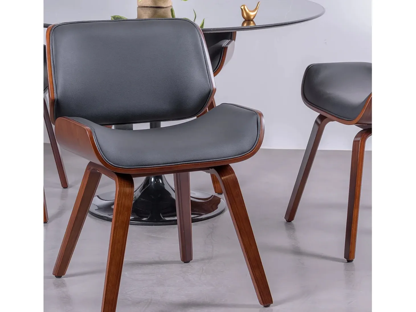 Silla de madera oscura de nogal con cojín de polipiel - Nordic - Negro