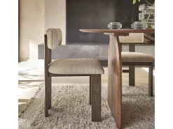 Silla de roble macizo marrón con tela bouclette beige