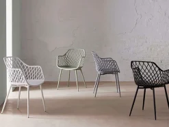 Silla Karlo de polipropileno con reposabrazos.-Color Negro