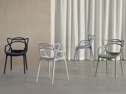Silla original con reposabrazos Valentino.-Color Gris claro