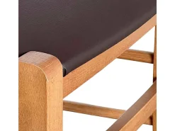 Silla rústica de madera en nogal claro con asiento acolchado marrón